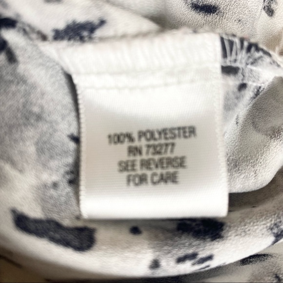 Apt 9 Sleeveless V Neck Blouse Top Size Small Black, White, & Gray Floral Print - Picture 8 of 9